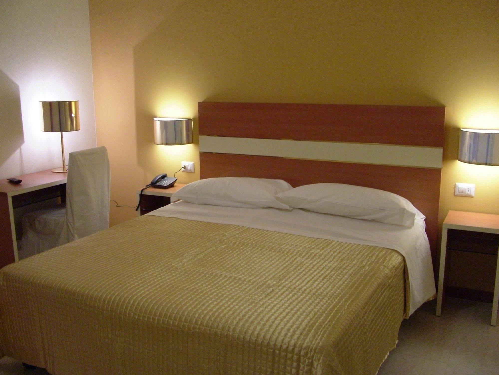 Hotel Gf Cesano Boscone Ngoại thất bức ảnh