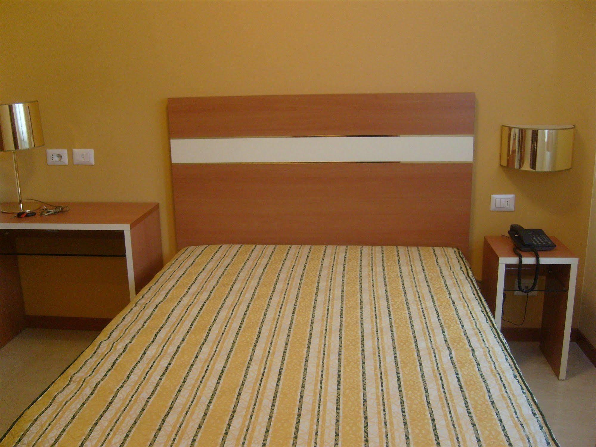 Hotel Gf Cesano Boscone Ngoại thất bức ảnh