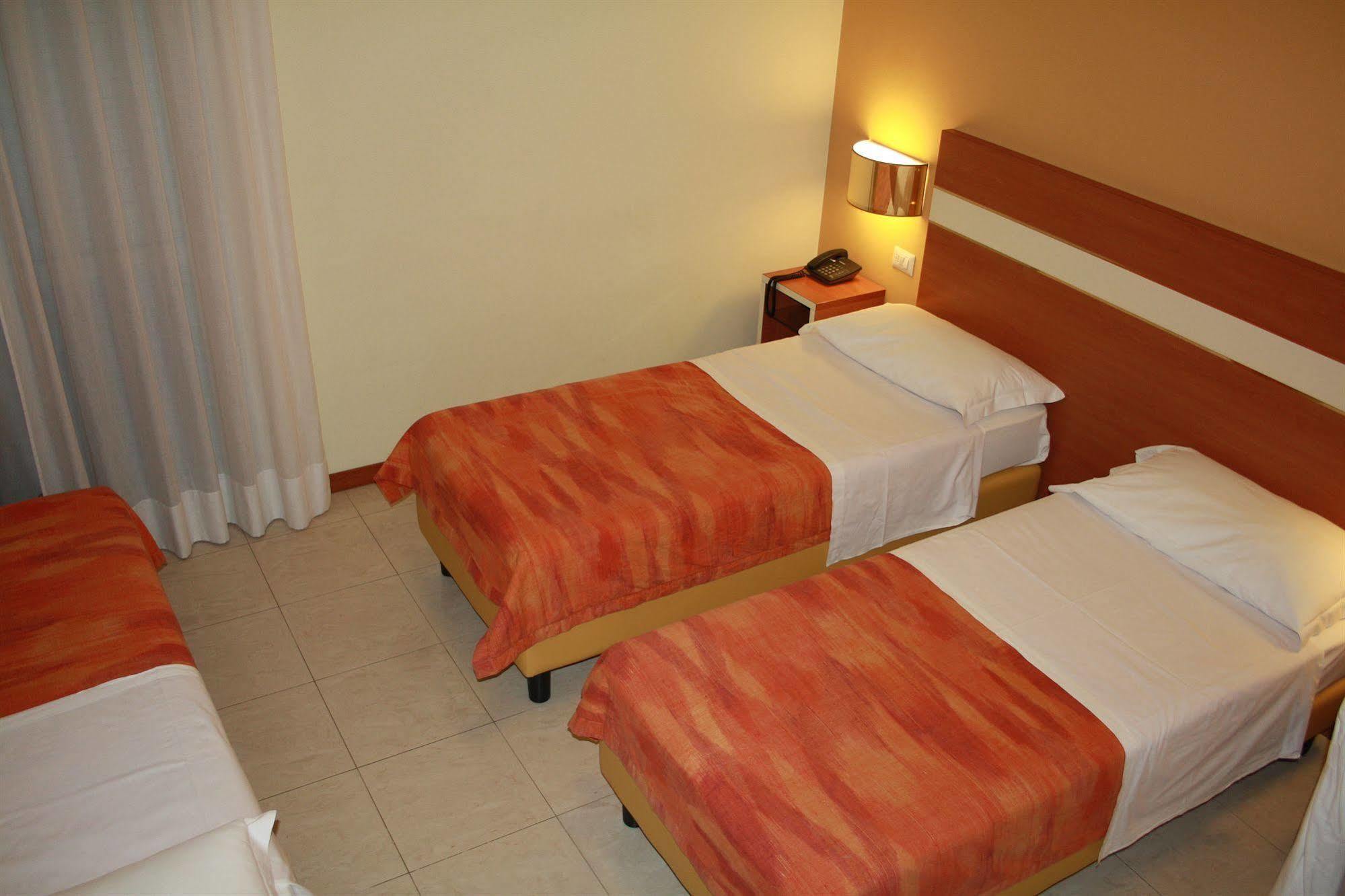Hotel Gf Cesano Boscone Ngoại thất bức ảnh